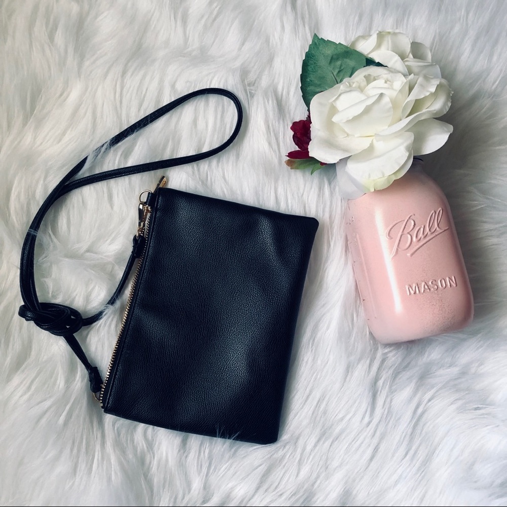 Forever 21 black crossbody bag .